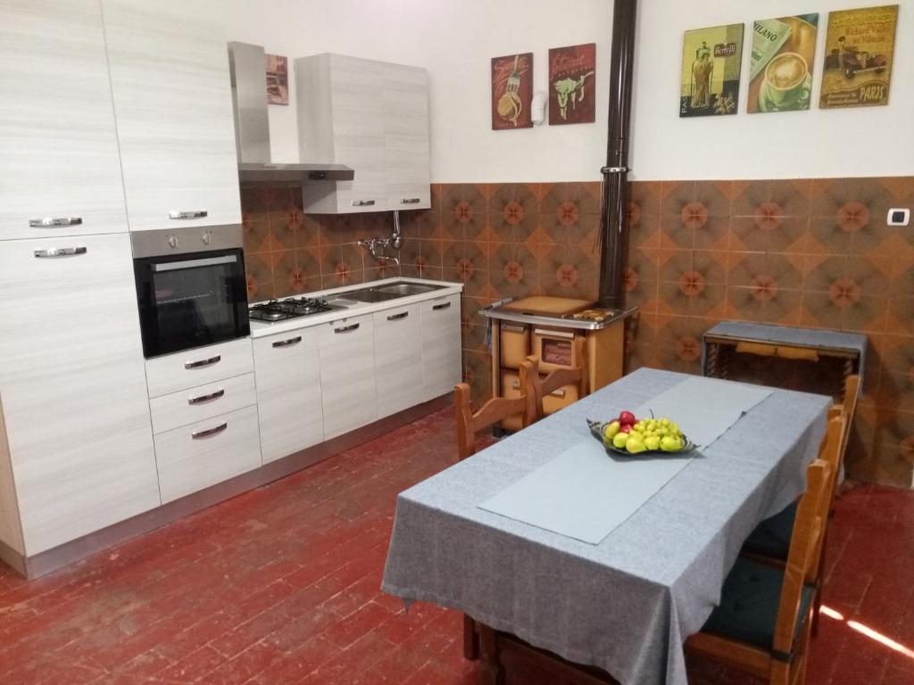 eine Küche mit einem Tisch und einer Obstschale darauf in der Unterkunft Casa Giordano Bruno in Tarquinia