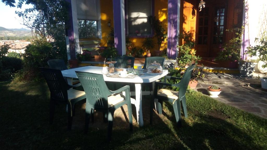 Biały stół i krzesła na patio w obiekcie Nel giardino di Oz w mieście Fornovo di Taro