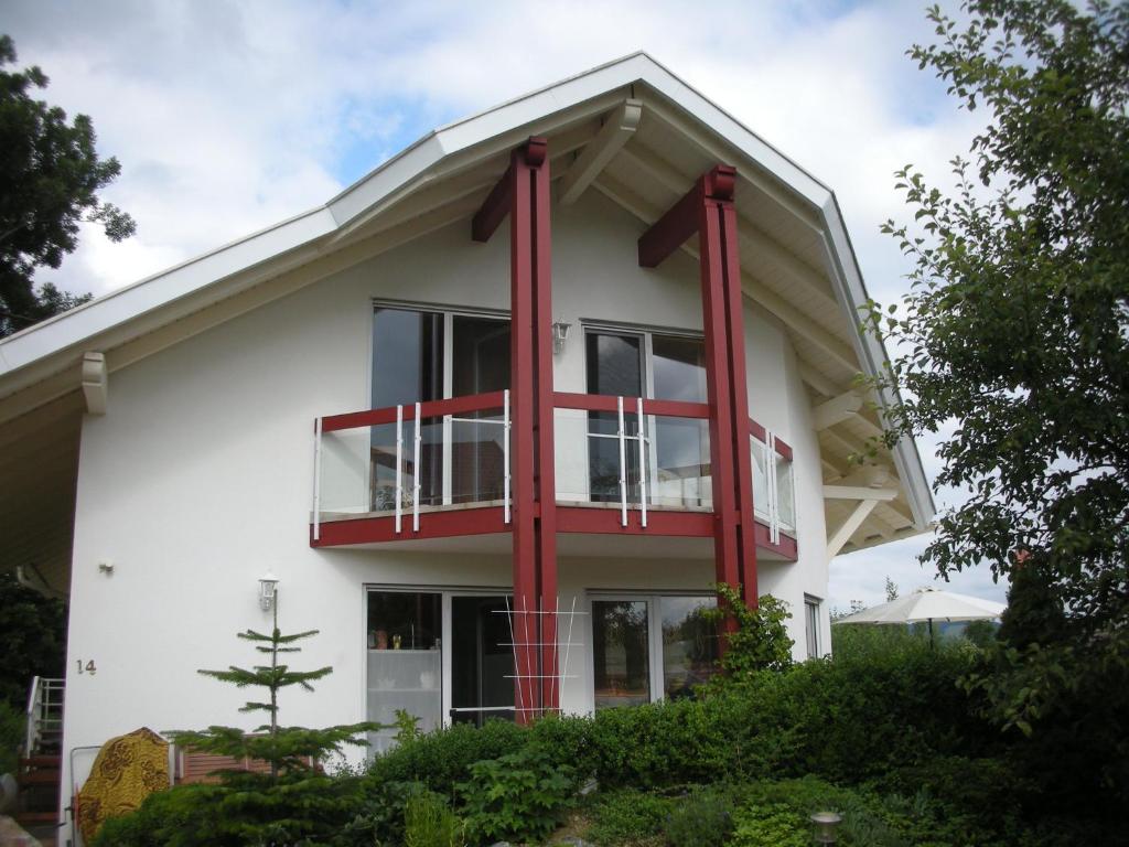 een wit huis met rode rand bij Ferienwohnung im Westallgäu in Gestratz