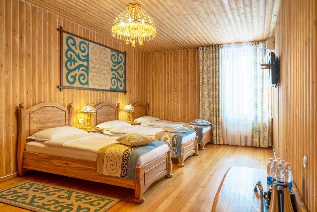 Postel nebo postele na pokoji v ubytování Navat Hotel