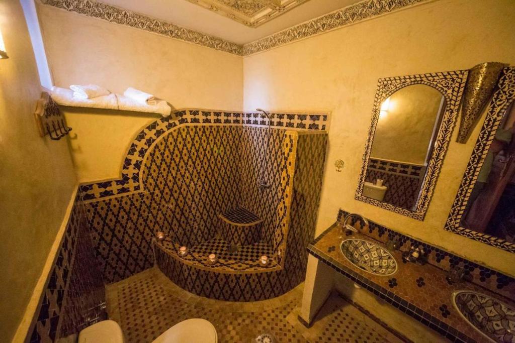 łazienka z wanną, umywalką i lustrem w obiekcie Charming Riad Ouliya in Fs with authentic Moroccan design w Fezie