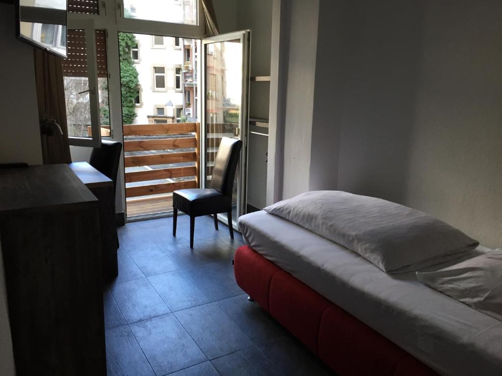 Postel nebo postele na pokoji v ubytování Wasserturm Hotel Mannheim