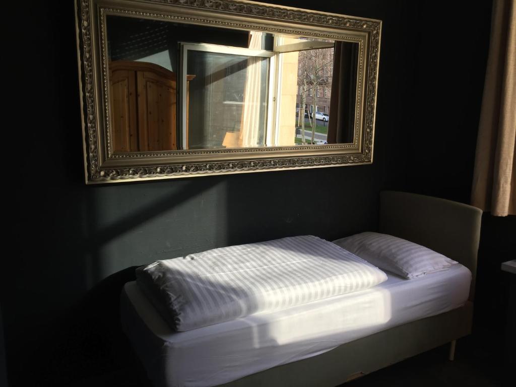 Postel nebo postele na pokoji v ubytování Wasserturm Hotel Mannheim