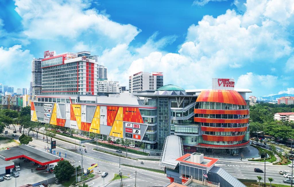 un groupe de bâtiments dans une ville dans l'établissement Sunway Velocity Hotel Kuala Lumpur, à Kuala Lumpur