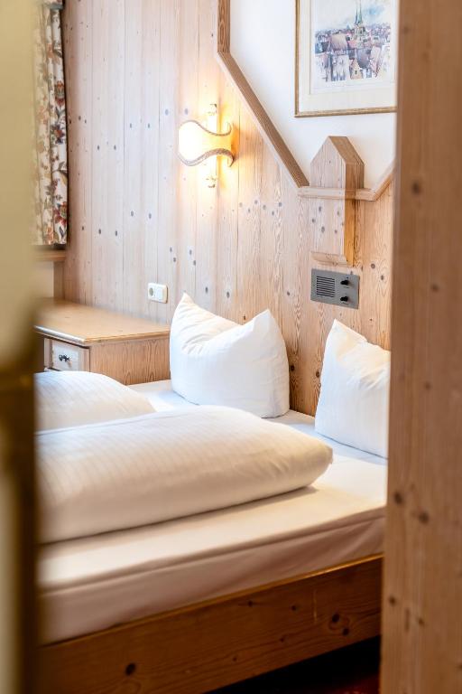 Postel nebo postele na pokoji v ubytování Hotel Hölzer Bräu by Lehmann Hotels