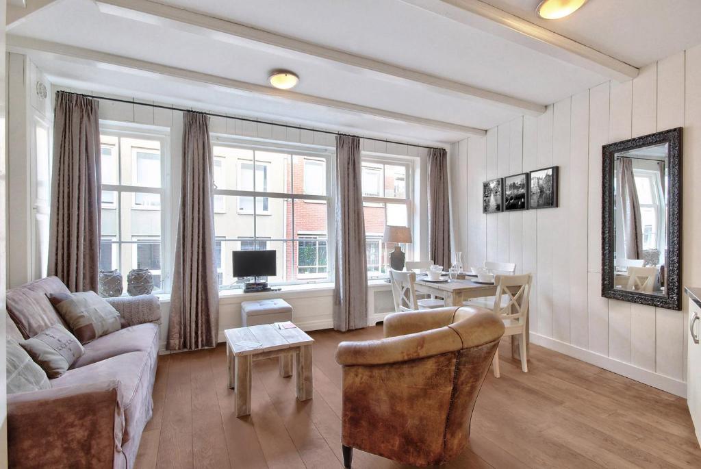 sala de estar con sofá y mesa en Jordaan Apartment 6, en Ámsterdam