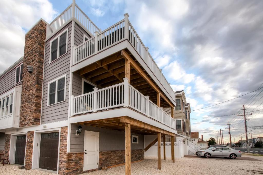 比奇港Recently Renovated LBI Apt with Deck on Beach Block!的侧面有楼梯的房子