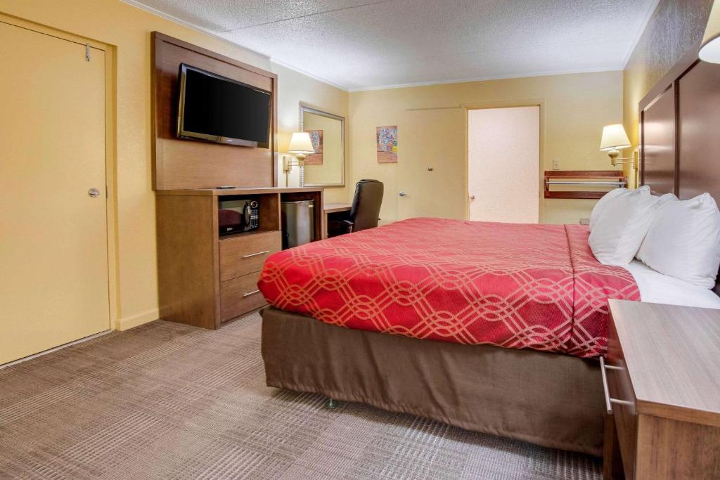 Postel nebo postele na pokoji v ubytování Econo Lodge
