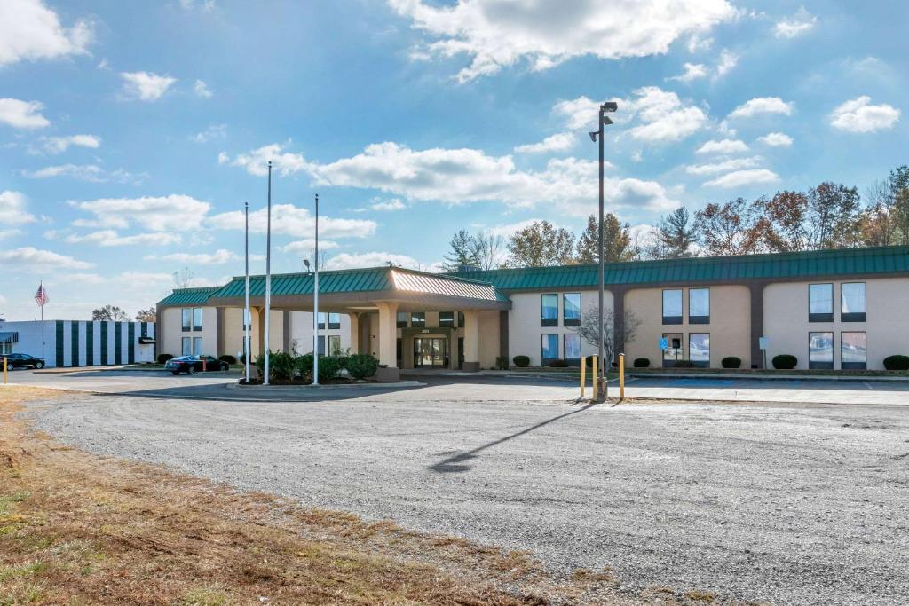 un grand bâtiment avec un parking en face de celui-ci dans l'établissement Quality Inn, à Cap-Girardeau