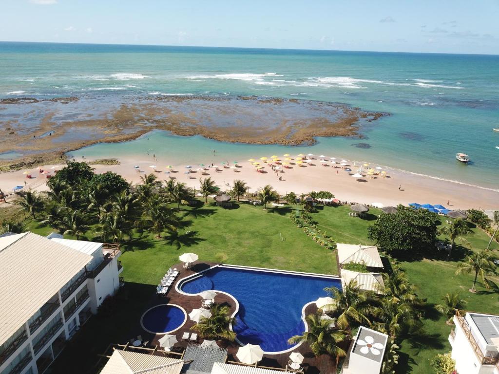 uma vista aérea de uma praia e de um resort em Paraiso dos Corais em Guarajuba