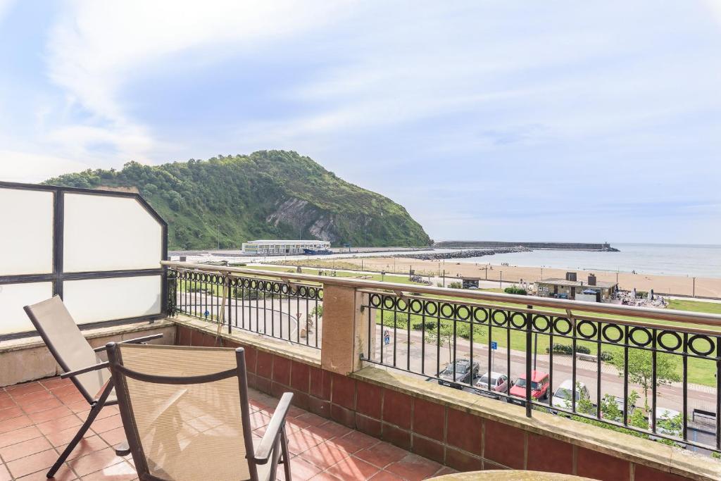 a balcony with a view of the beach at Balea Dúplex - Local Rentss in Orio