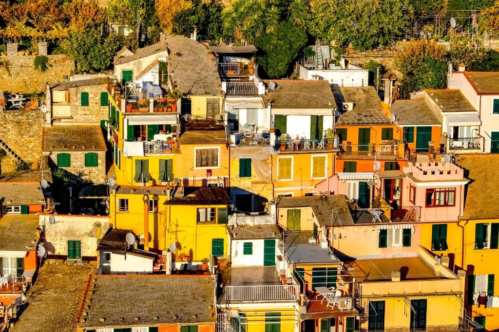 - Vistas a una ciudad con casas amarillas en RioRooms La Valletta Riomaggiore Center, en Riomaggiore