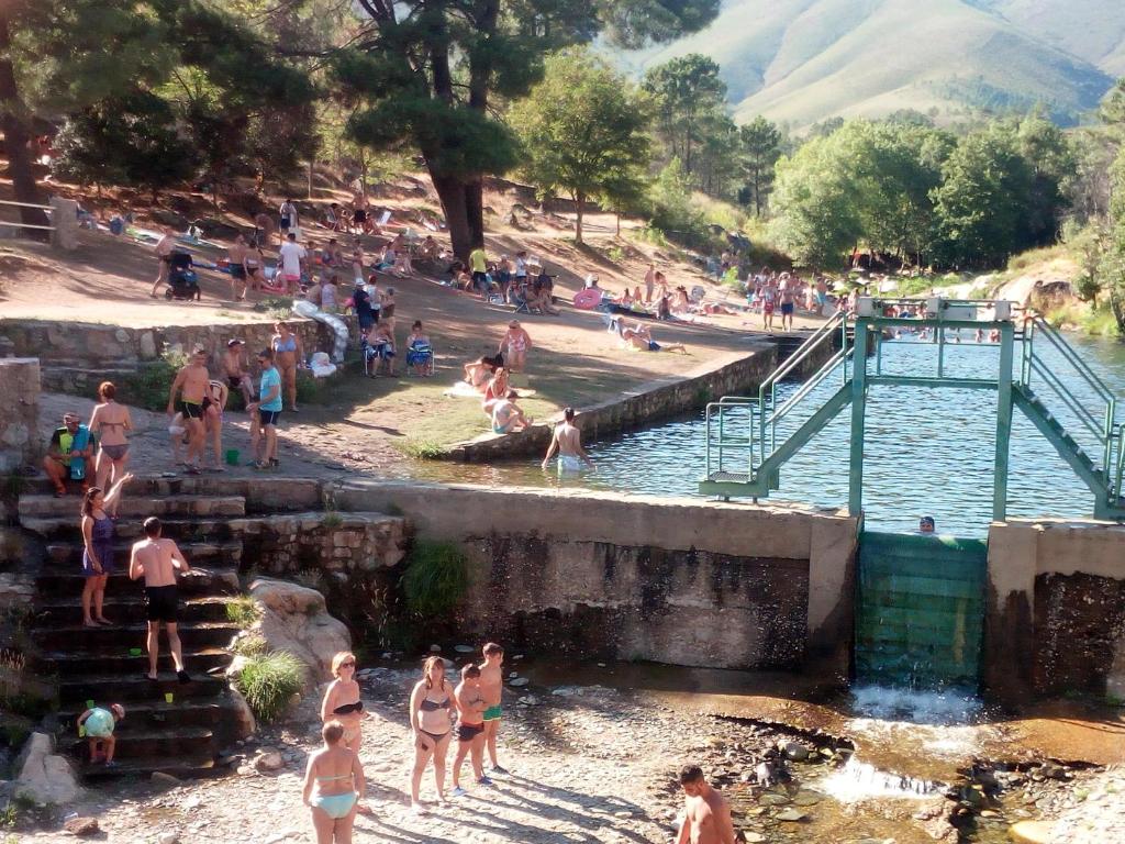 grupa ludzi w wodzie w rzece w obiekcie casa rural buenos aires w mieście Acebo
