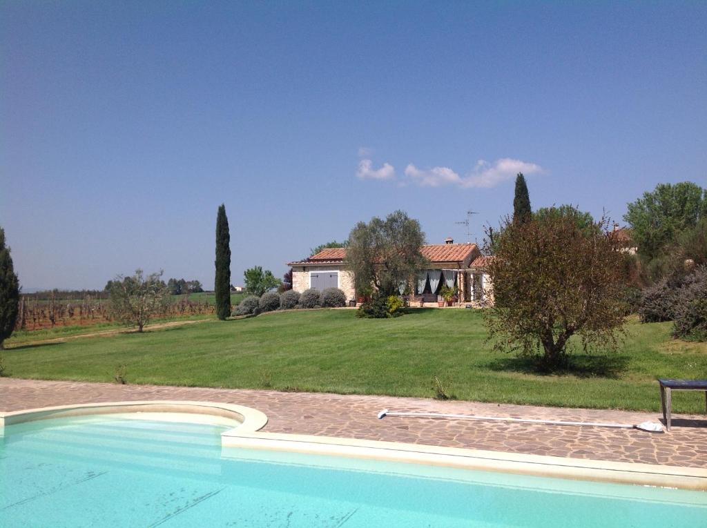 una gran piscina frente a una casa en Villa Soleanda, en Marsiliana