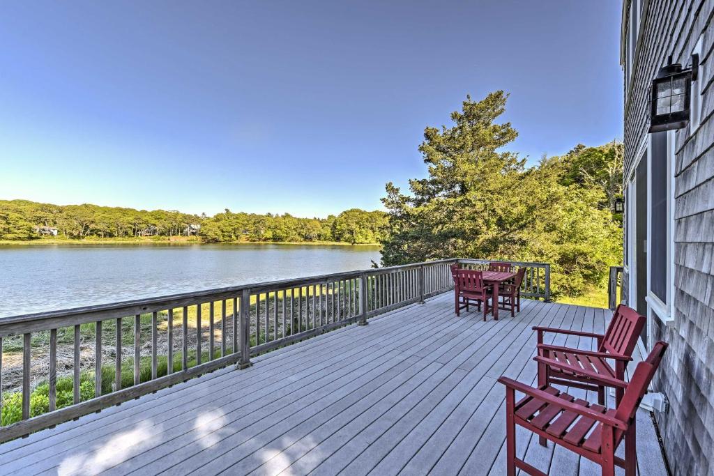 Dom wakacyjny Bourne House with Furnished Deck and Waterfront Views