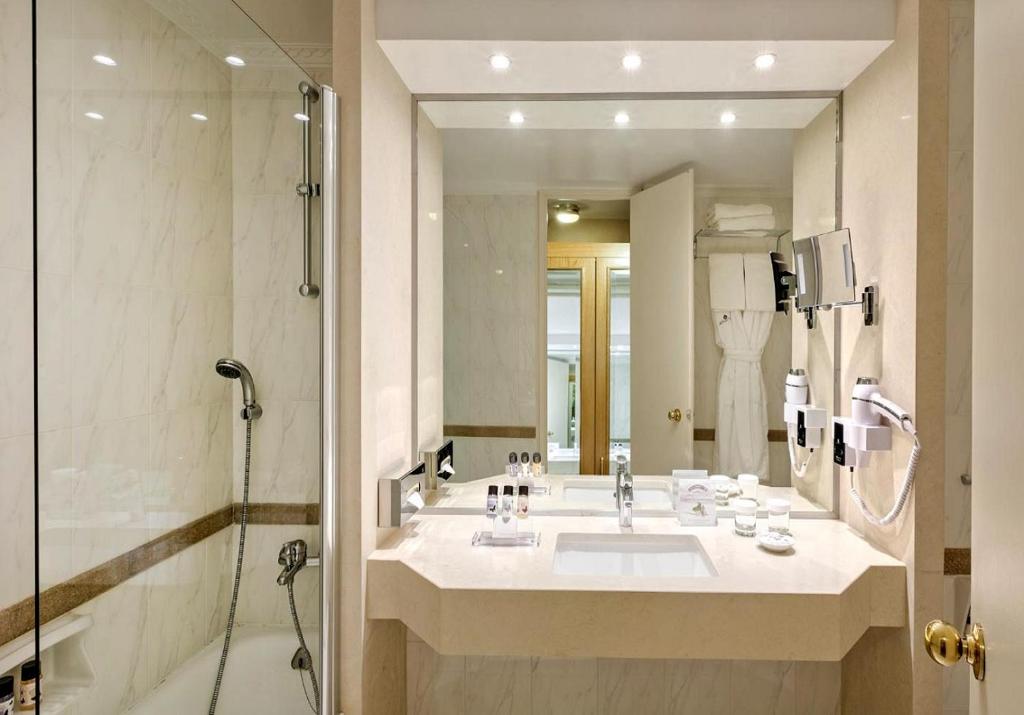 Divani Caravel - Essential Triple Room