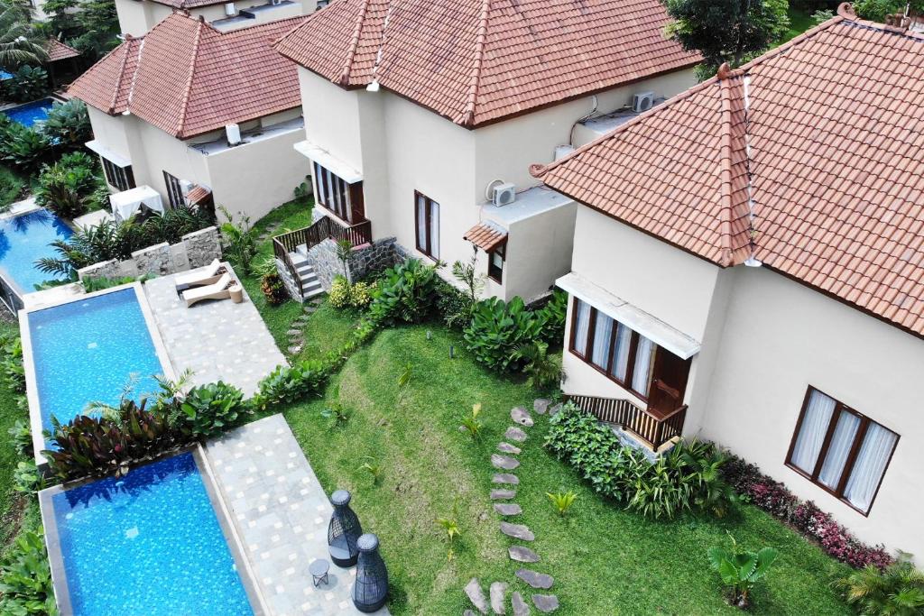 Bazén v ubytování Shanaya Resort Malang nebo v jeho okolí