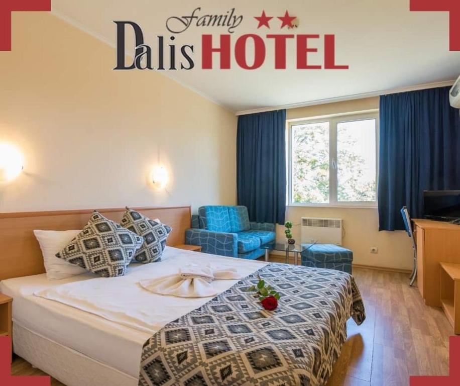una camera d'albergo con un grande letto e sedie blu di Family Hotel Dalis a Sofia