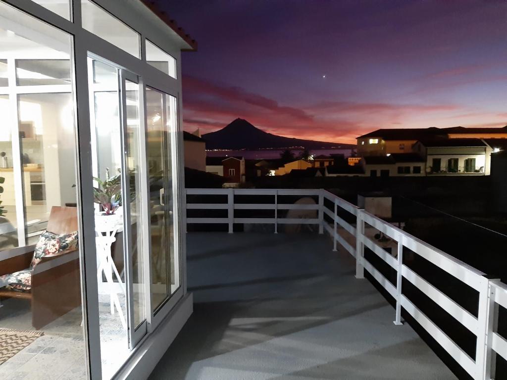 uma vista da varanda de uma casa à noite em Cantinho do Piano em Velas