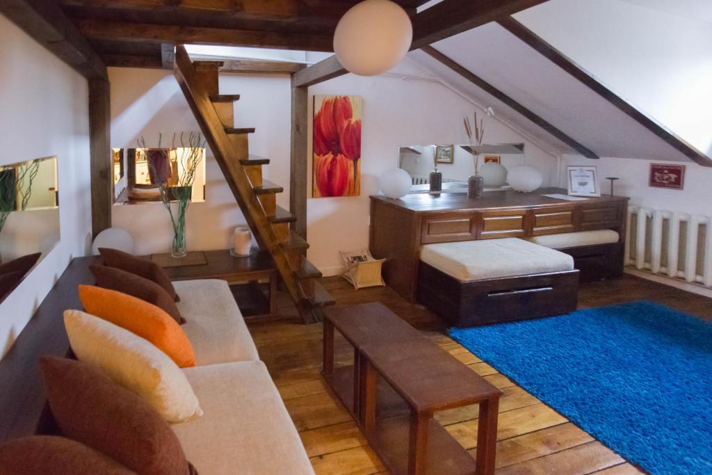 ein Wohnzimmer mit Sofa und Tisch in der Unterkunft Mini Apartment Best Rest in Plowdiw