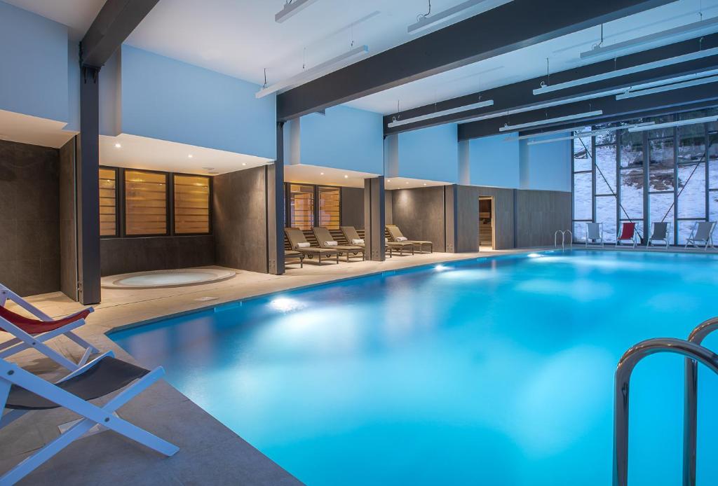 Bazén v ubytování Altezza - Arc 1800 Hotel & Spa - ex Mercure nebo v jeho okolí