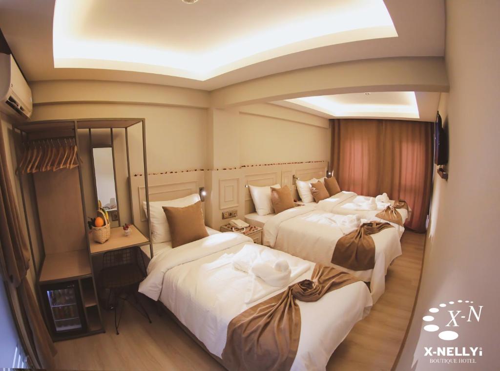 Postel nebo postele na pokoji v ubytování X-NELLYİ HOTEL