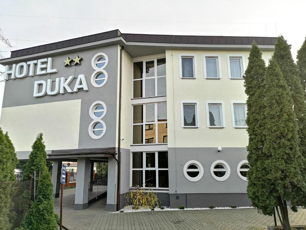 ein Hotel Dubka vor einem Gebäude in der Unterkunft Hotel Duka in Warschau