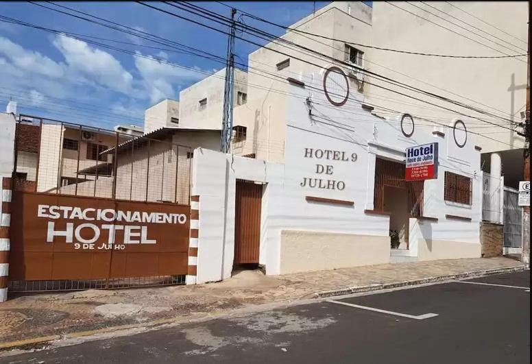 a building on the corner of a street with a hotel at Hotel Nove De Julho in Marília