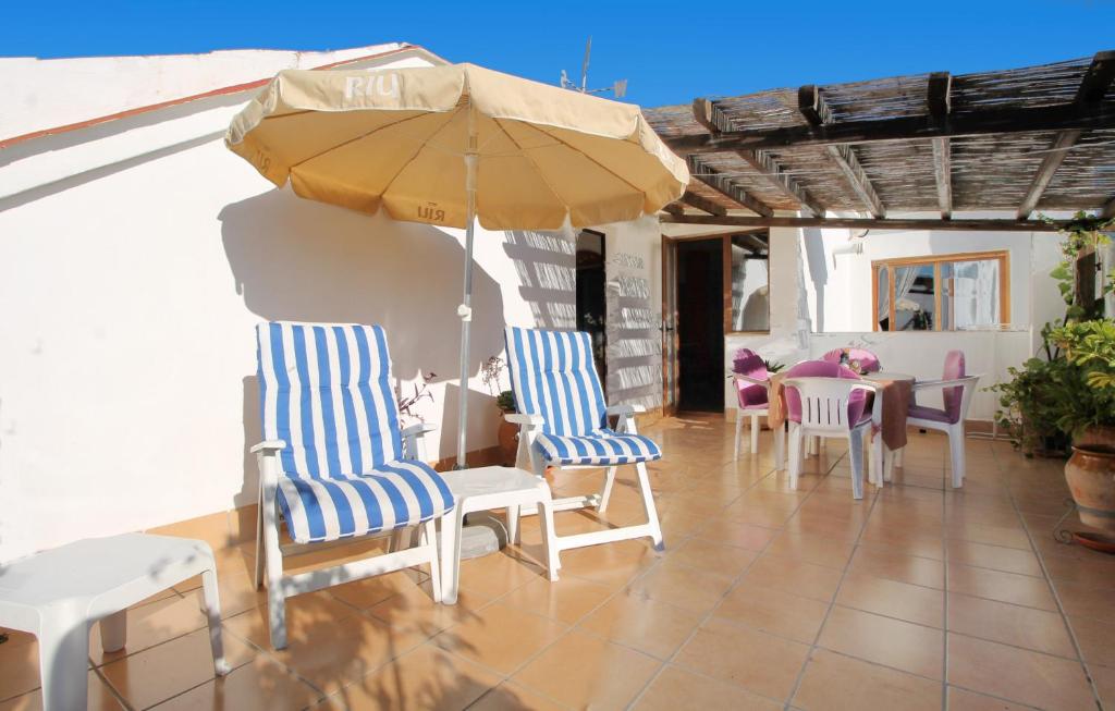 een patio met stoelen, een parasol en een tafel bij Apartment Paola SpainSunRentals 1077 in Nerja