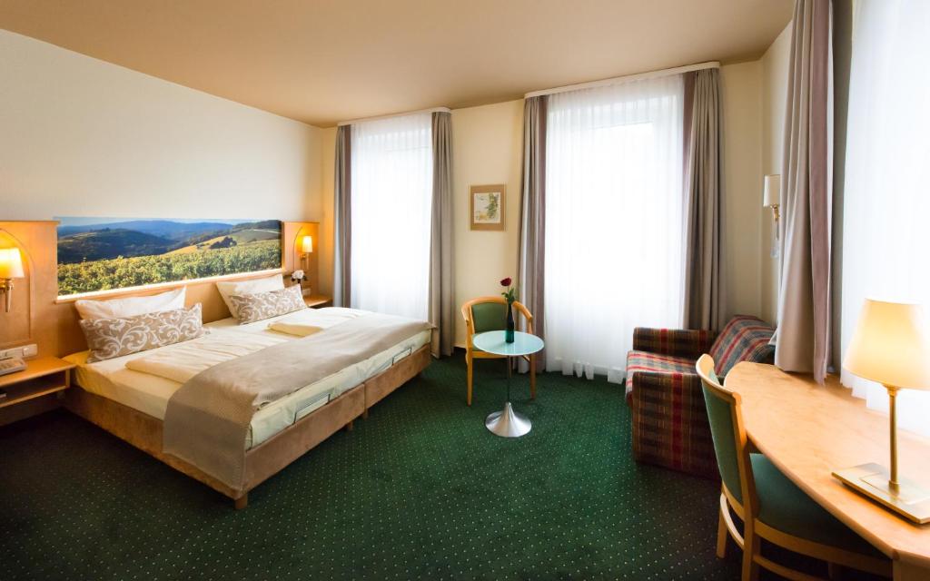 Postel nebo postele na pokoji v ubytování Akzent Waldhotel Rheingau