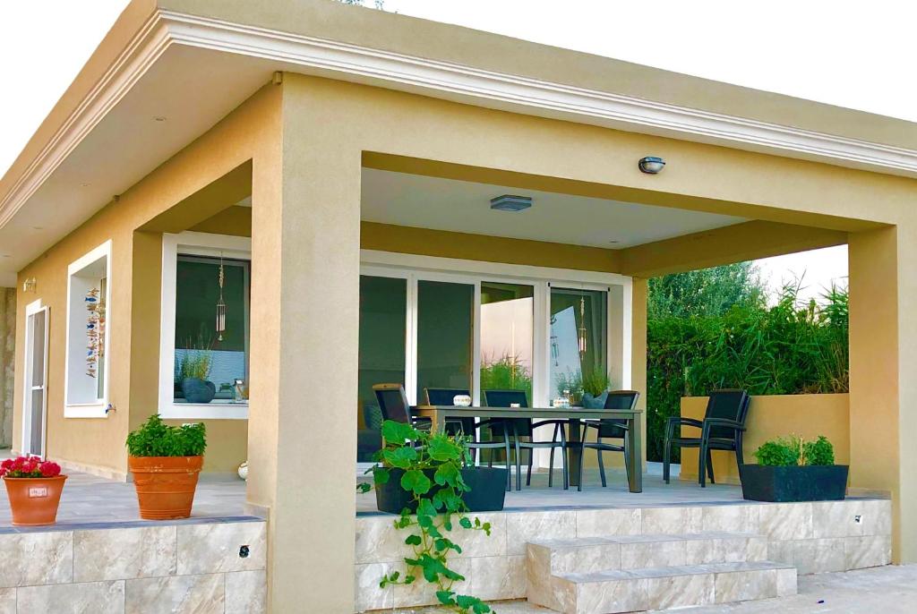 Patio alebo iná vonkajšia časť ubytovania Villa Dimitri - Beach House