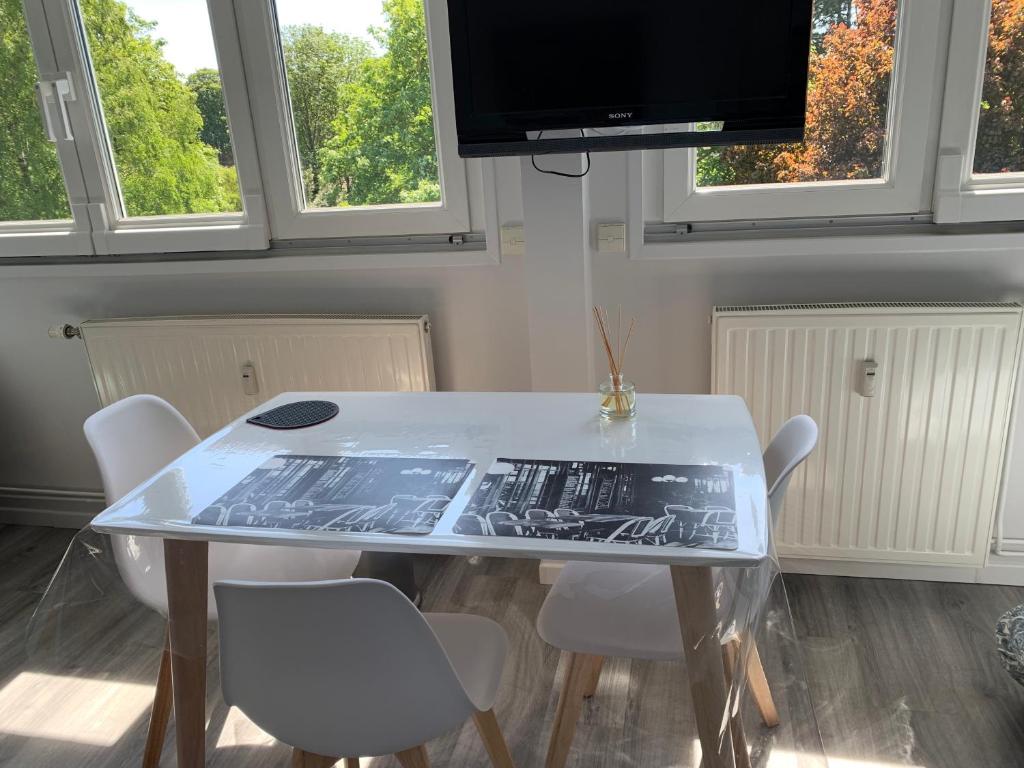 TV a/nebo společenská místnost v ubytování Suite au Parc de Fresnoy