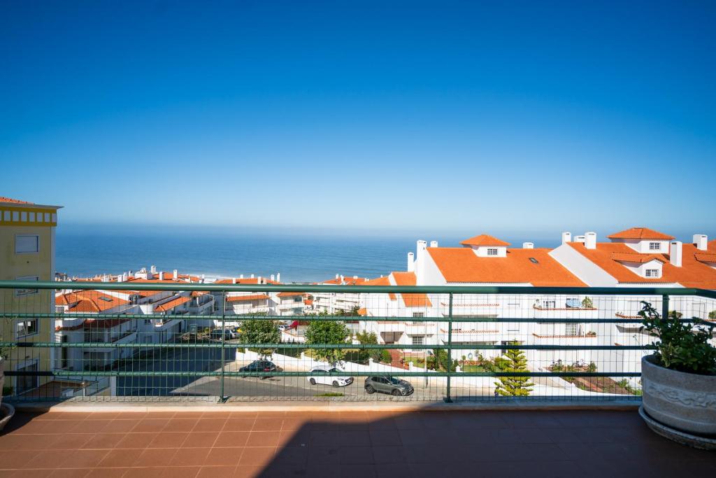 balcón con vistas al océano y a los edificios en Terrace of Ericeira, en Ericeira