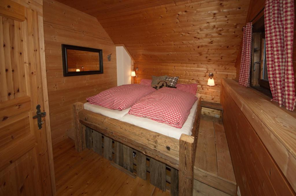 Postel nebo postele na pokoji v ubytování Falkert-Hütte „Beim Almöhi"