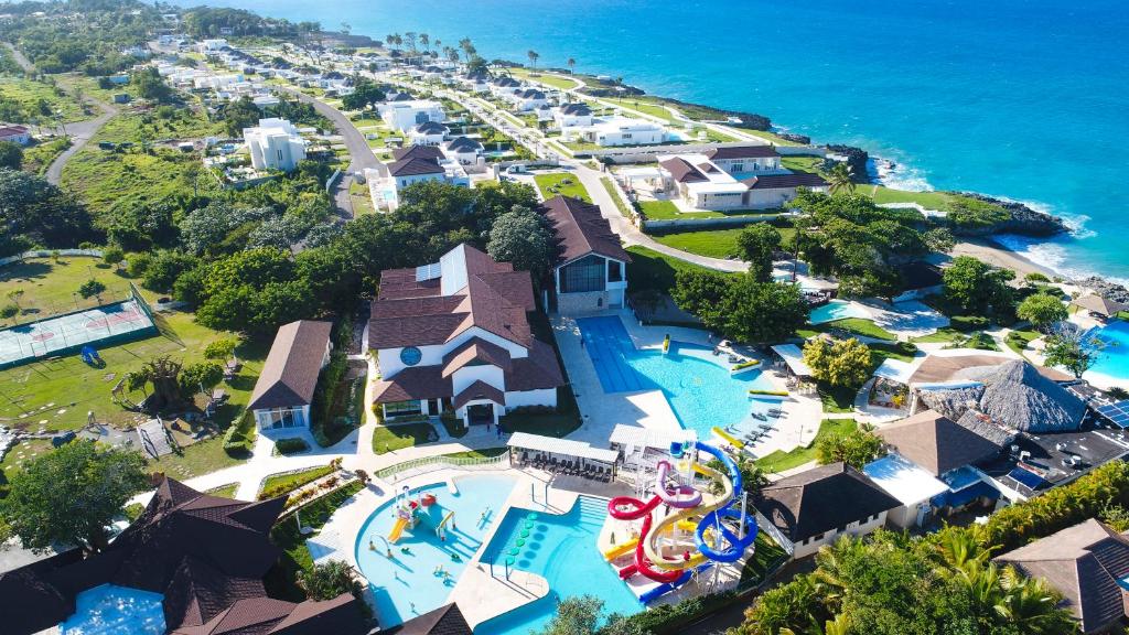 een luchtzicht op een resort met een zwembad bij Sosua Ocean Village in Sosúa