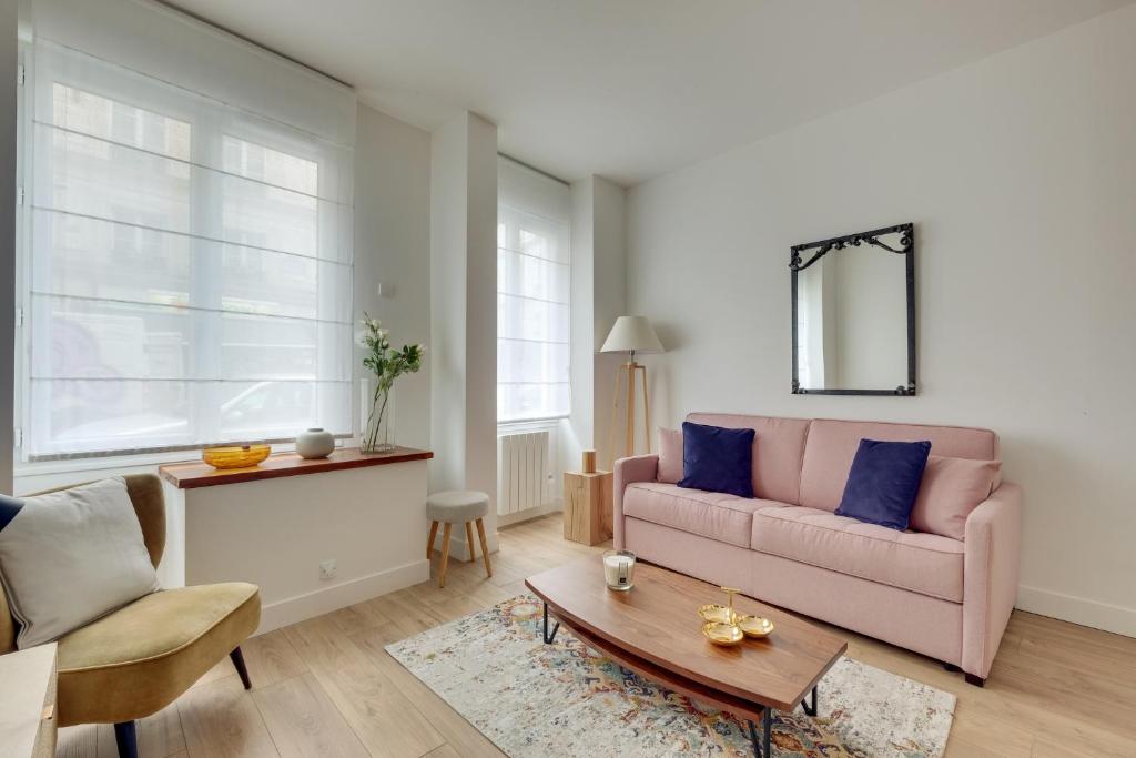 un salon avec un canapé rose et une table dans l'établissement Cocooning Apt St Germain - 4 pers, à Paris