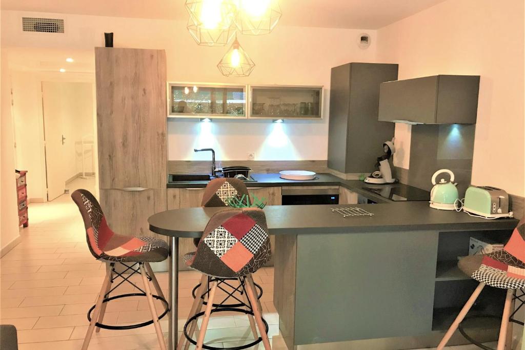 Kuchyň nebo kuchyňský kout v ubytování Centre Juan les Pins 1 bedroom with AC, swimming pool and parking