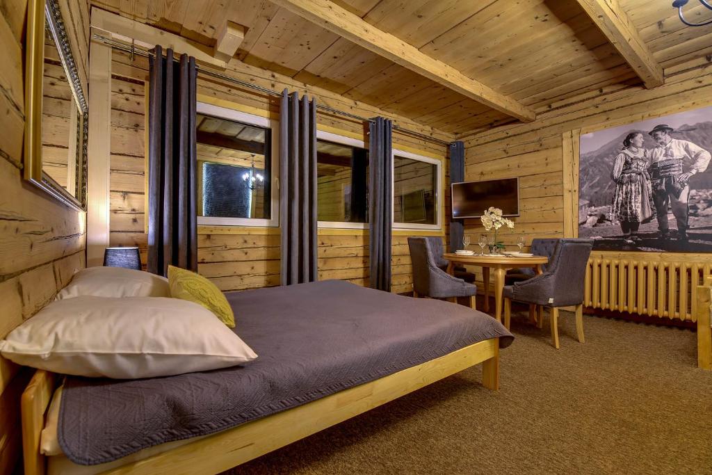 Ένα ή περισσότερα κρεβάτια σε δωμάτιο στο Orla Village Bukowina - góralska willa w doskonałej lokalizacji -10min pieszo do term Bukovina