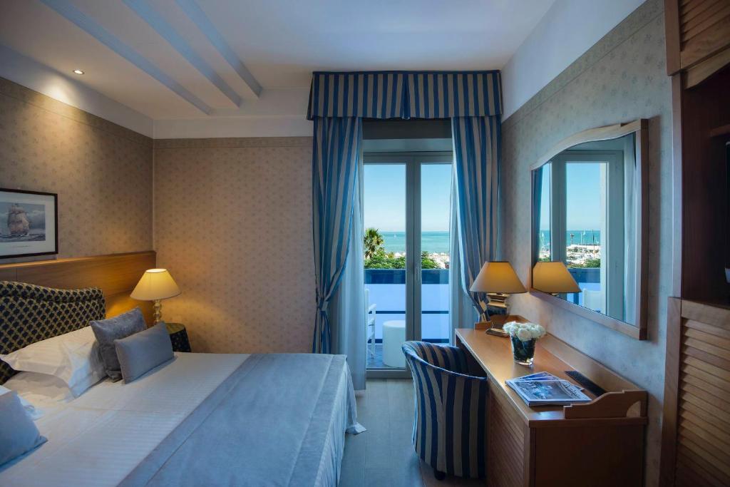 Postel nebo postele na pokoji v ubytování Hotel Lungomare