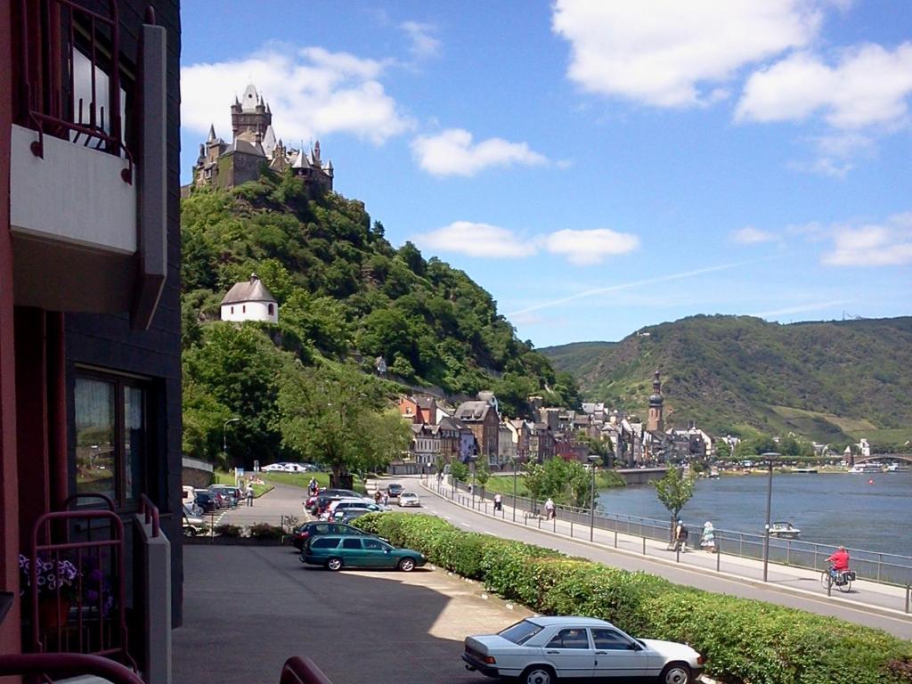 a view of a town with a castle on a hill at Appartement Moselblick in Cochem