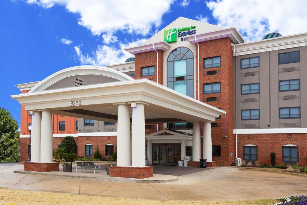 una representación de la parte delantera de un hotel en Holiday Inn Express Hotel & Suites Montgomery Boyd-Cooper Parkway, an IHG Hotel, en Montgomery