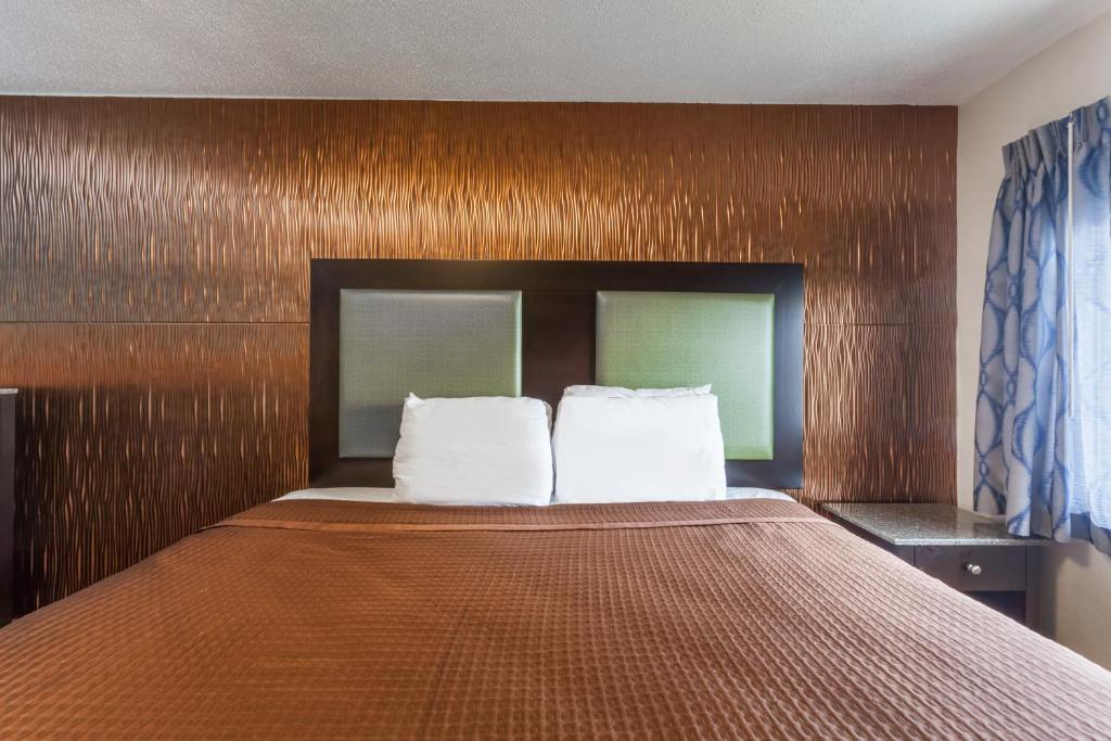 Postel nebo postele na pokoji v ubytování Travelodge by Wyndham South Hackensack