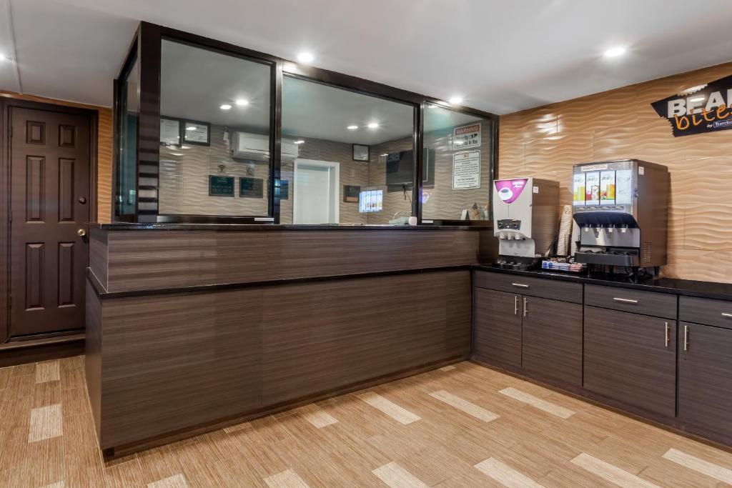 Kuchyň nebo kuchyňský kout v ubytování Travelodge by Wyndham South Hackensack