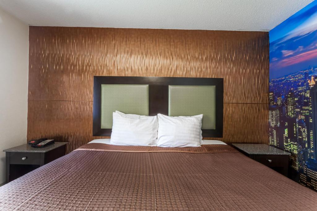 Postel nebo postele na pokoji v ubytování Travelodge by Wyndham South Hackensack