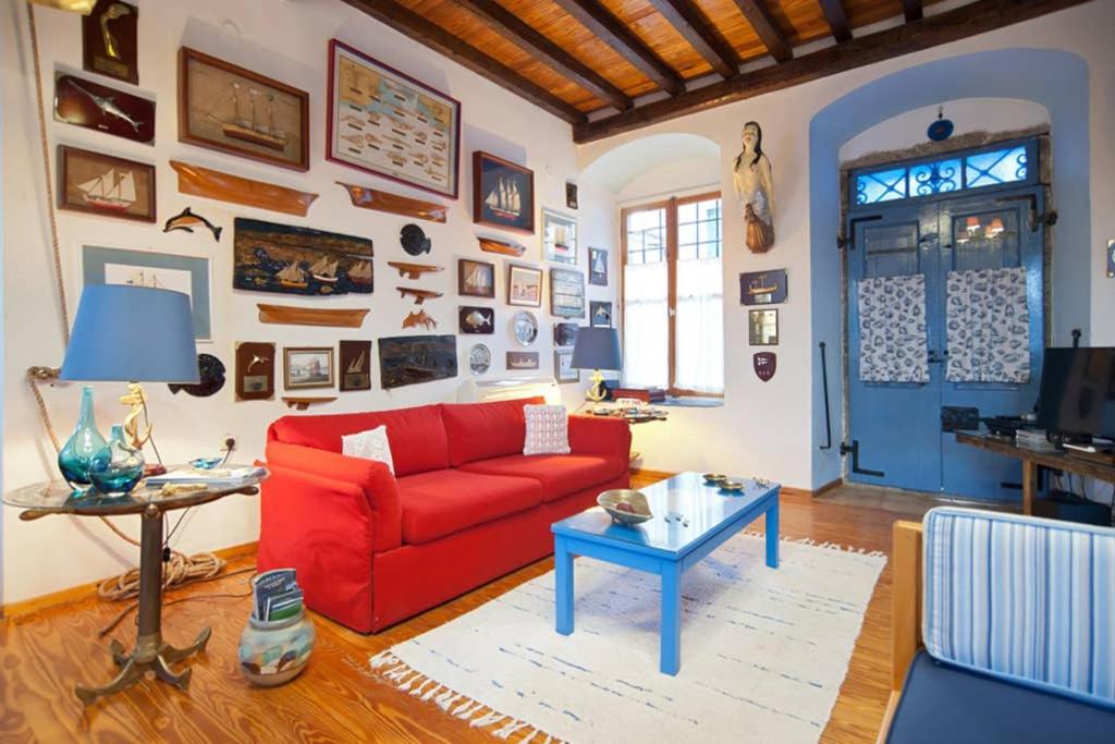 - un salon avec un canapé rouge et une table dans l'établissement Galaxidiotiko - a marine jewel, à Galaxidi