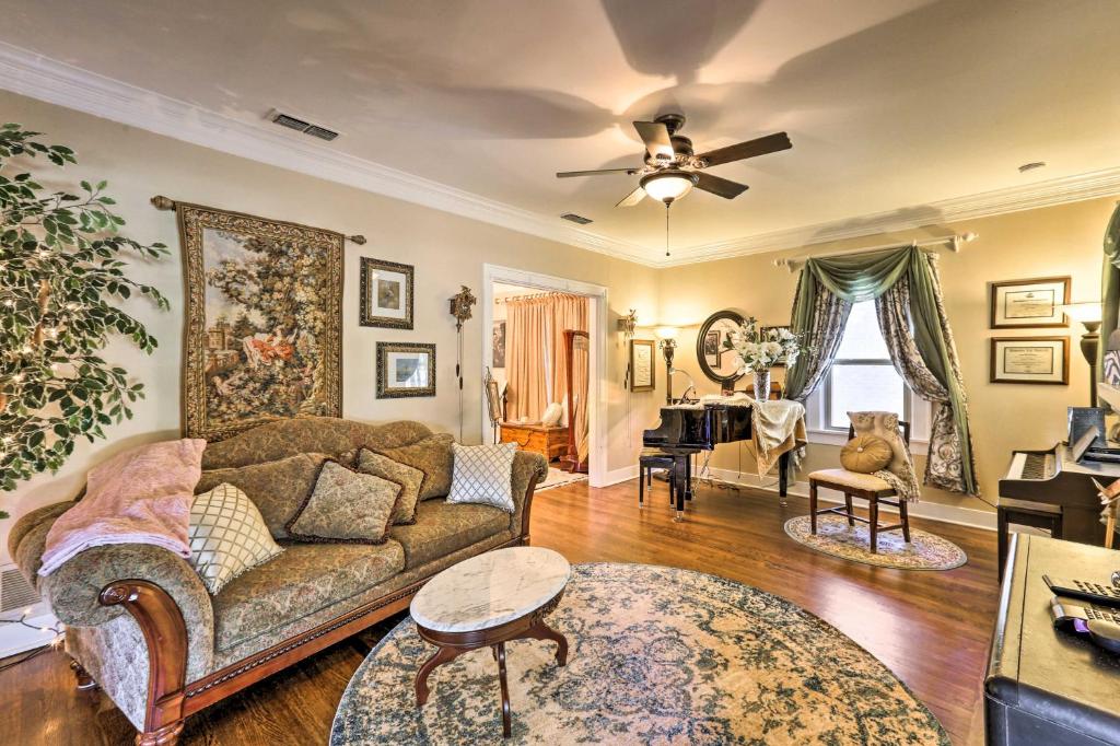 O zonă de relaxare la Walk to Midwestern State Wichita Falls Cottage!