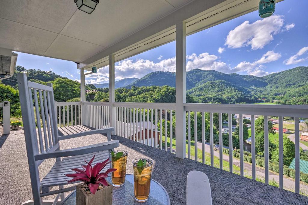 un porche con una silla y una mesa con bebidas. en Maggie Valley House with Mtn Views - 1 Mi to DT, en Maggie Valley