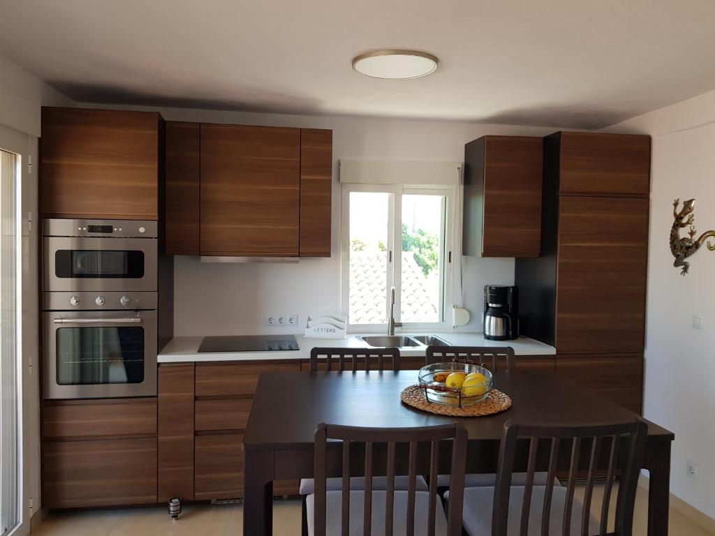 Exclusive Apartment - Playa de Marenys de Rafalcaid的厨房或小厨房