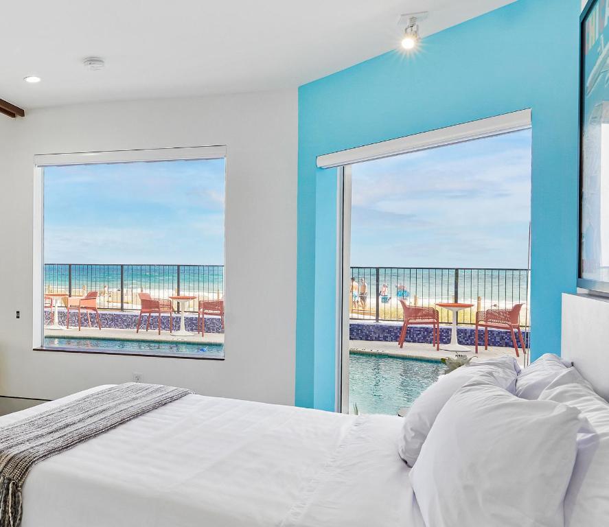 Postel nebo postele na pokoji v ubytování Ocean Treasure Beachside Suites