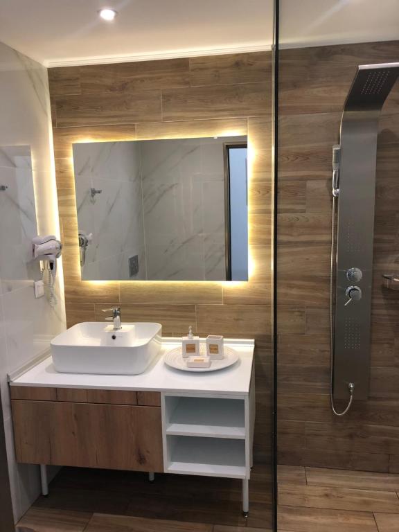 Koupelna v ubytování Lakones Deluxe Suites A
